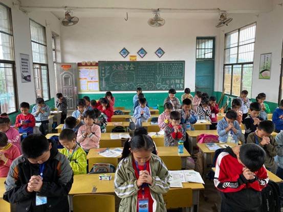 下花橋鎮(zhèn)中間完小舉行”全民國防教育“愛國主義教育運(yùn)動