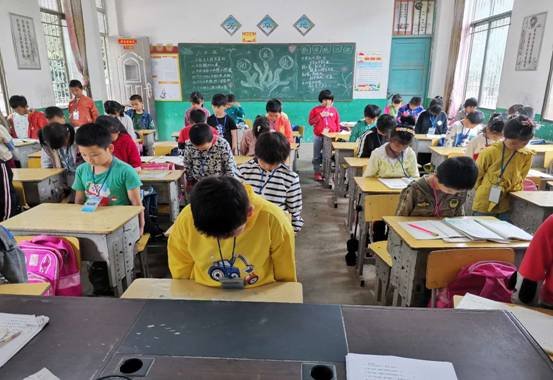 下花橋鎮(zhèn)中間完小舉行”全民國防教育“愛國主義教育運(yùn)動