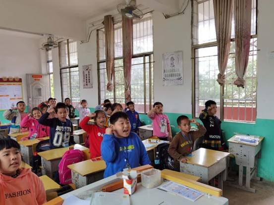 下花橋鎮(zhèn)中間完小舉行”全民國防教育“愛國主義教育運(yùn)動