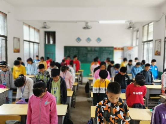 下花橋鎮(zhèn)中間完小舉行”全民國防教育“愛國主義教育運(yùn)動