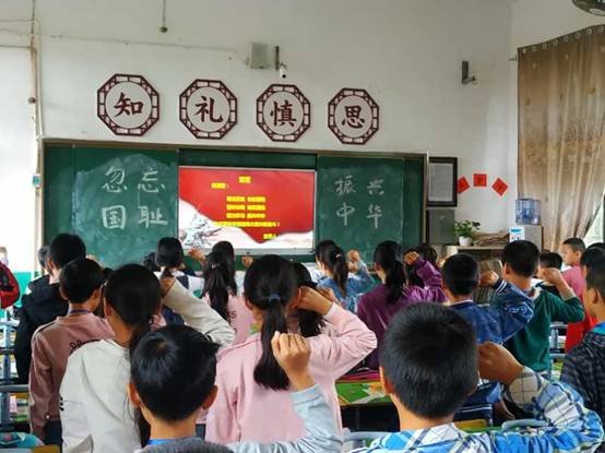 下花橋鎮(zhèn)中間完小舉行”全民國防教育“愛國主義教育運(yùn)動