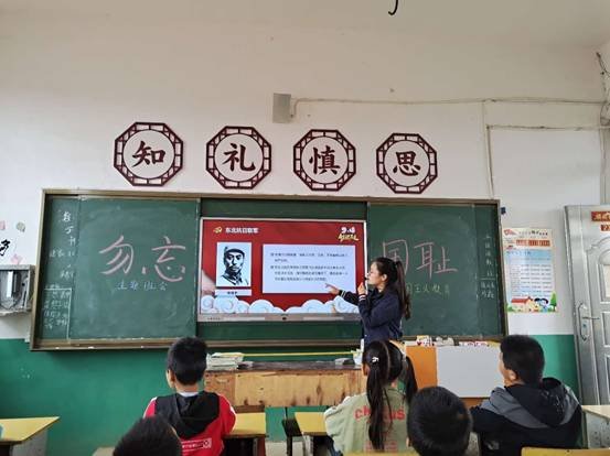 下花橋鎮(zhèn)中間完小舉行”全民國防教育“愛國主義教育運(yùn)動