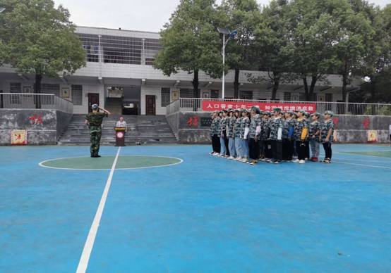 梽木山中學初一門生軍訓圓滿結束