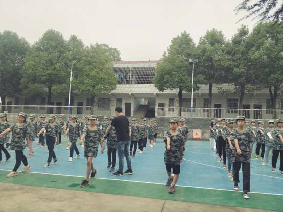 梽木山中學初一門生軍訓圓滿結束