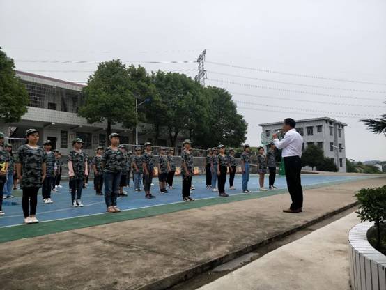 梽木山中學初一門生軍訓圓滿結束