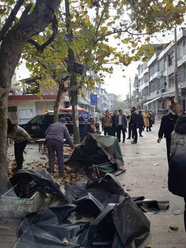 高沙鎮(zhèn)當(dāng)局聯(lián)合多部門對高沙鎮(zhèn)中間小學(xué)門口路段占道經(jīng)營情況進行整治