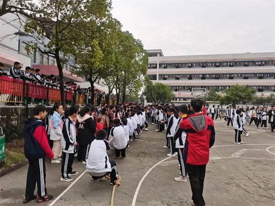 洞口四中舉行高一年級班級拔河比賽