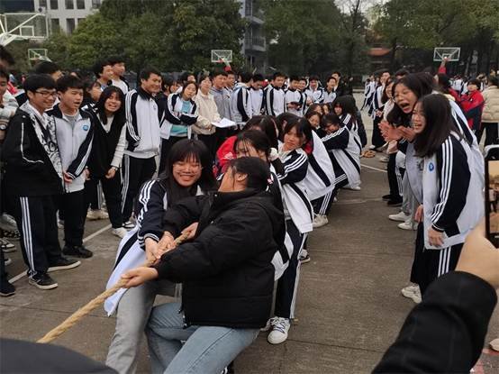 洞口四中舉行高一年級班級拔河比賽