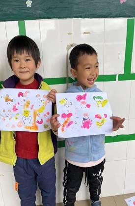 新寧縣清江橋鄉(xiāng)中間幼兒園開展“”創(chuàng)意手指印畫”主題教育運(yùn)動(dòng)