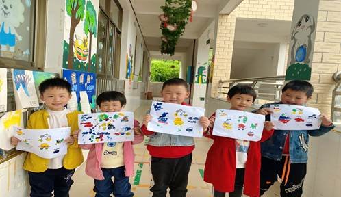 新寧縣清江橋鄉(xiāng)中間幼兒園開展“”創(chuàng)意手指印畫”主題教育運(yùn)動(dòng)
