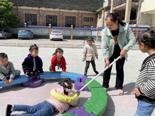 新寧縣水廟鎮(zhèn)中間幼兒園開(kāi)展防溺水安全演練運(yùn)動(dòng)