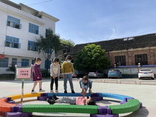 新寧縣水廟鎮(zhèn)中間幼兒園開(kāi)展防溺水安全演練運(yùn)動(dòng)