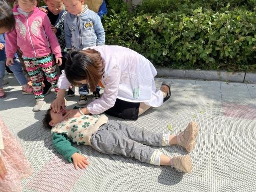 新寧縣水廟鎮(zhèn)中間幼兒園開(kāi)展防溺水安全演練運(yùn)動(dòng)