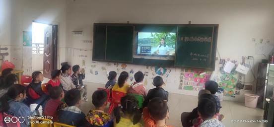 “闊別水域，保護(hù)生命”----新寧縣清江橋鄉(xiāng)中間幼兒園防溺水安全教育專(zhuān)題運(yùn)動(dòng)