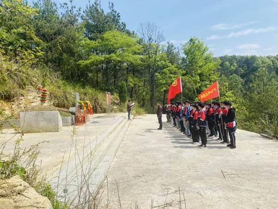 新邵縣嚴塘鎮(zhèn)中學舉行“想念革命先烈，傳承紅色基因”掃墓運動