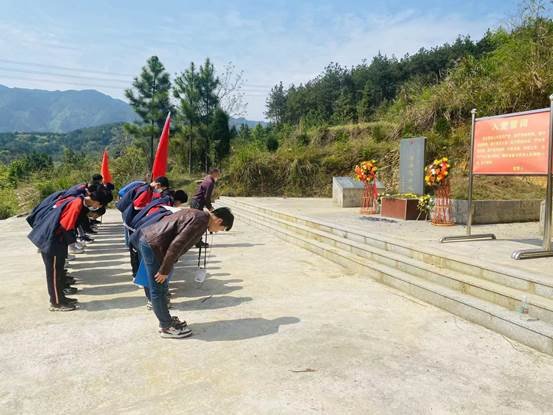 新邵縣嚴塘鎮(zhèn)中學舉行“想念革命先烈，傳承紅色基因”掃墓運動