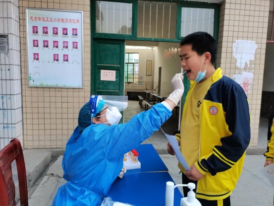 花古正龍小學(xué)——核酸檢測(cè)進(jìn)校園筑牢防疫安全墻
