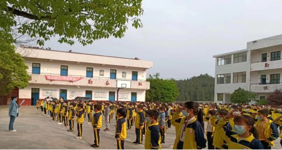 洞口縣花古街道正龍小學(xué)開展防溺水宣誓儀式及主題簽名運(yùn)動(dòng)