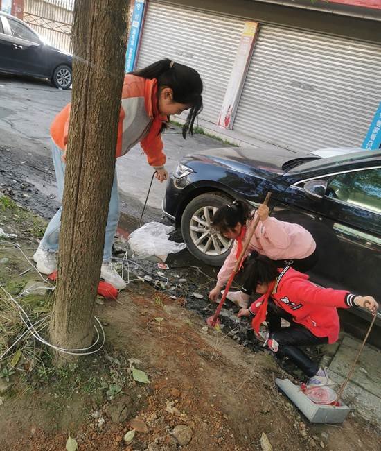 追隨雷鋒步伐，充當(dāng)環(huán)保小衛(wèi)士