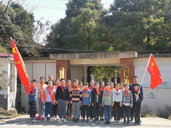 新寧縣白沙鎮(zhèn)中間小學(xué)開展“學(xué)雷鋒關(guān)愛老人”運動