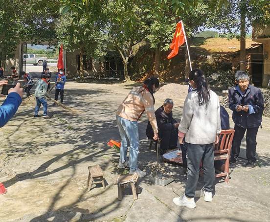 新寧縣白沙鎮(zhèn)中間小學(xué)開展“學(xué)雷鋒關(guān)愛老人”運動