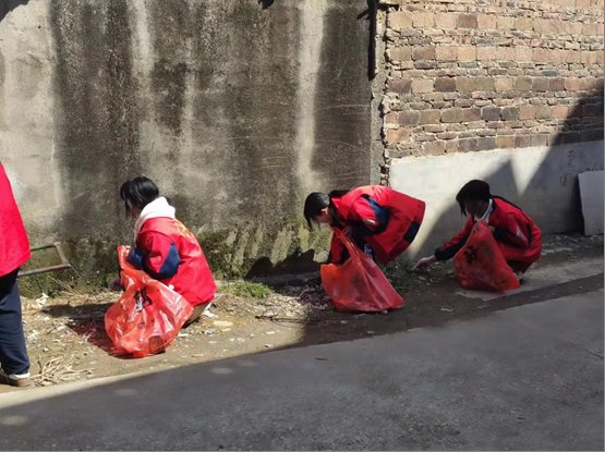 洞口四中開展“學雷鋒，助環(huán)保”自愿服務運動