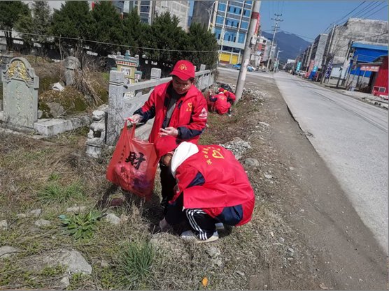 洞口四中開展“學雷鋒，助環(huán)?！弊栽阜者\動