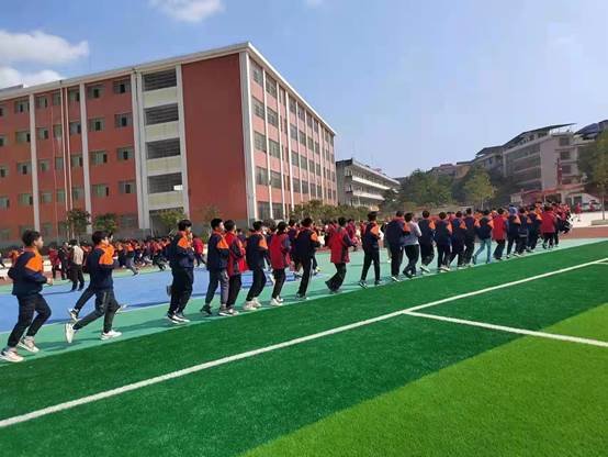 洞口縣山門鎮(zhèn)中學(xué)九年級門生開展體育訓(xùn)練