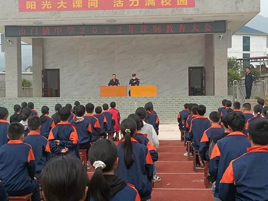 山門鎮(zhèn)中學(xué)開展法制宣傳教育運(yùn)動(dòng)