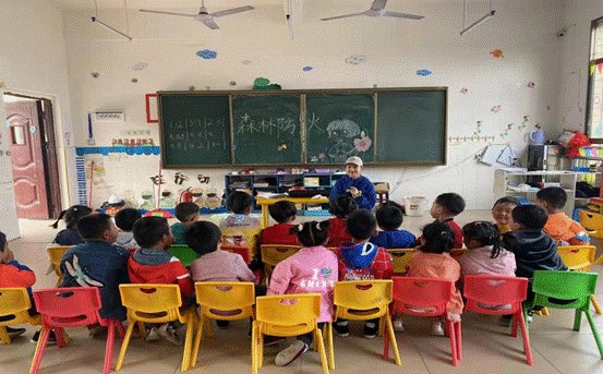 新寧縣清江橋鄉(xiāng)中間幼兒園開展森林防火安全教育運(yùn)動