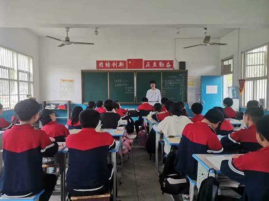 洞口縣茶場黌舍舉行“懷感恩之心，與雷鋒偕行”專題會