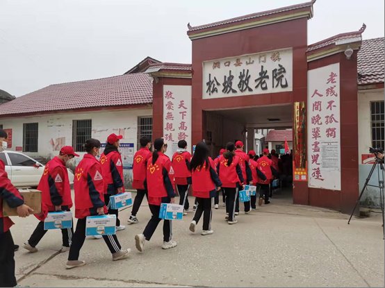 洞口四中自愿者赴松坡敬老院開(kāi)展學(xué)雷鋒運(yùn)動(dòng)