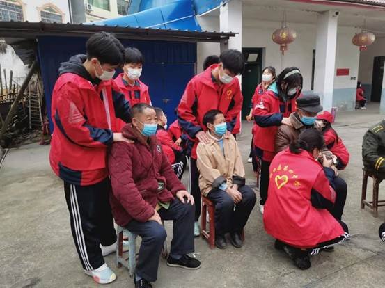 洞口四中自愿者赴松坡敬老院開(kāi)展學(xué)雷鋒運(yùn)動(dòng)