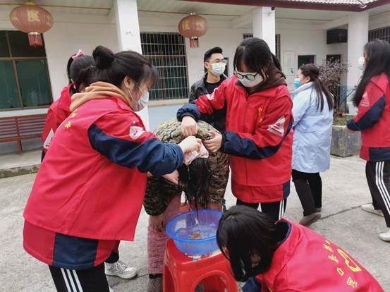 洞口四中自愿者赴松坡敬老院開(kāi)展學(xué)雷鋒運(yùn)動(dòng)