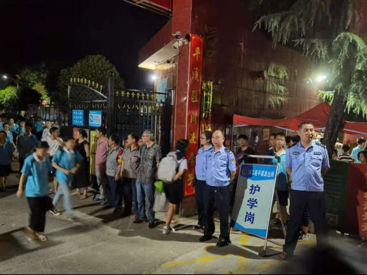 洞口縣花古中學(xué)警校共建“護(hù)學(xué)崗”，筑牢校園“安全網(wǎng)”