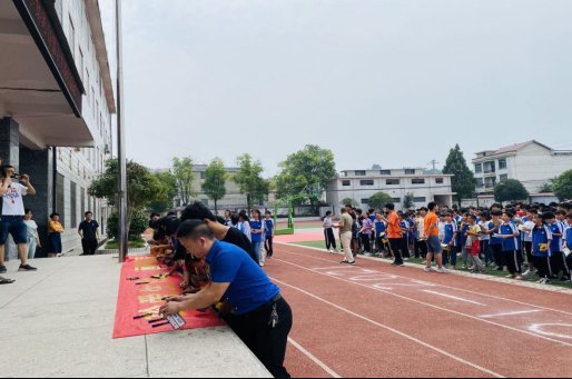 新邵縣嚴(yán)塘鎮(zhèn)中學(xué)舉行了禁毒宣誓儀式暨大簽名運(yùn)動(dòng)