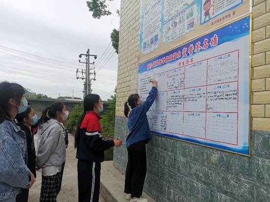 洞口縣茶場(chǎng)黌舍舉行防溺水簽名、宣誓運(yùn)動(dòng)