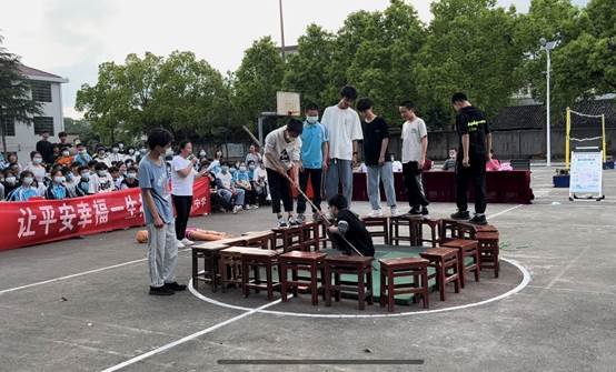 體驗(yàn)式防溺水應(yīng)急演練  筑牢師生安全“生命線”——洞口縣管竹中學(xué)開展防溺水應(yīng)急演練運(yùn)動