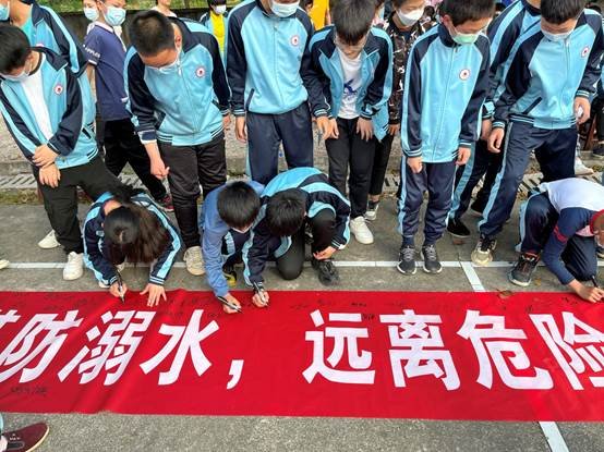 體驗(yàn)式防溺水應(yīng)急演練  筑牢師生安全“生命線”——洞口縣管竹中學(xué)開展防溺水應(yīng)急演練運(yùn)動