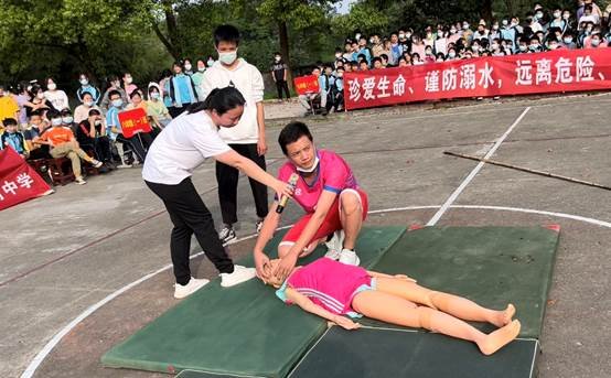 體驗(yàn)式防溺水應(yīng)急演練  筑牢師生安全“生命線”——洞口縣管竹中學(xué)開展防溺水應(yīng)急演練運(yùn)動