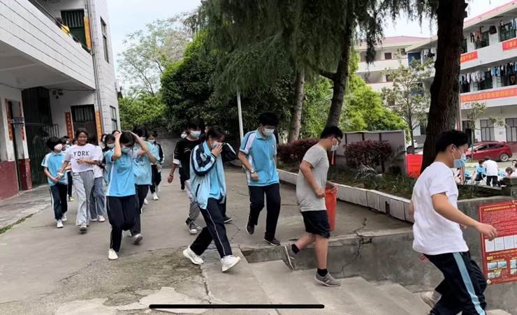 洞口縣管竹中學(xué)開展緊急疏散演練運(yùn)動(dòng)