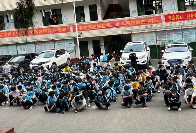 洞口縣管竹中學(xué)開展緊急疏散演練運(yùn)動(dòng)