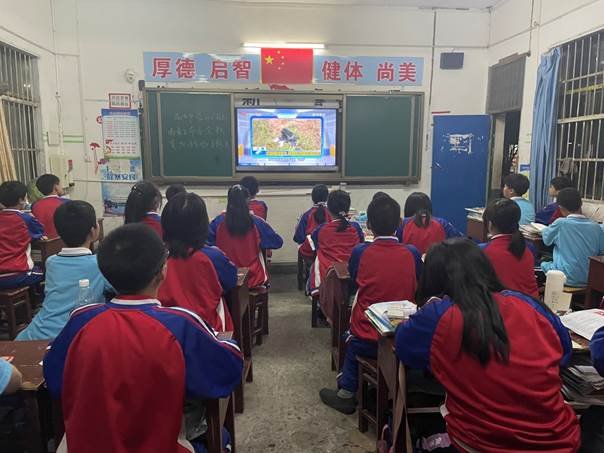 洞口縣花古中學(xué)集體收看防溺水專(zhuān)題課