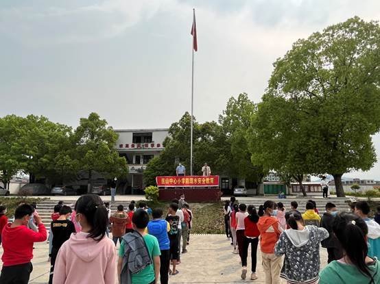 回龍寺鎮(zhèn)蓮山中間小學(xué)開(kāi)展“保護(hù)生命，預(yù)防溺水”安全教育宣傳運(yùn)動(dòng)