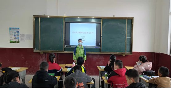 洞口縣茶場黌舍開展“網(wǎng)上祭英烈”愛國主義教育運動