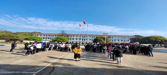邵陽(yáng)縣下花橋鎮(zhèn)雙江中學(xué)落實(shí)防溺水全員簽名運(yùn)動(dòng)