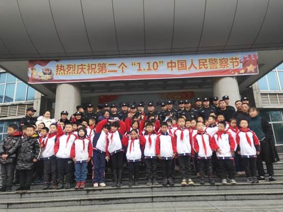 門生進(jìn)警營，聽取“哇”聲一片