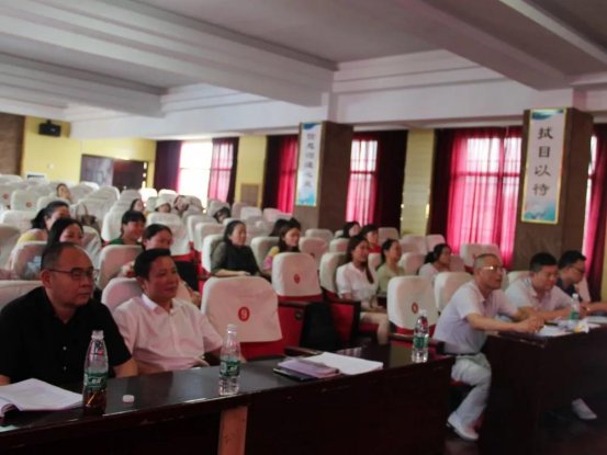 競展風(fēng)采 初綻芳華║兩市塘中間黌舍第二屆青年教師教學(xué)競賽在邵東市城區(qū)第一完全小學(xué)舉行