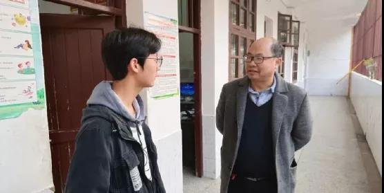 丹心一片育人志 俯首甘為孺子牛