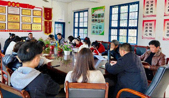 新寧縣清江橋鄉(xiāng)中間小學(xué)召開六年級科任教師工作會議